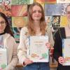 Die Besten der Klassen 11a / 11b: (von links) Naomi Marti (11b), Louisa Kistner (11b) und Barbora Listíková (11b) mit ihren Urkunden.