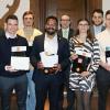 Die Prämierten der Fakultät Wirtschaftsingenieurwesen der THWS mit den Professoren Dr. Norbert Schmidt (Zweiter von links) und Dr. Bastian Engelmann (Sechster von links) in der Rathausdiele.