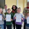 Strahlende Gesichter bei der Preisübergabe (hinten von links): Brigitte Stöcker, Anneliese Pollack und Michaela May mit den Gewinner*Innen Laura Kees, Felix Bauer, Klara Kuhn und Maximilian Schurz, der einen Sonderpreis erhalten hat.