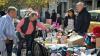 So wie der Flohmarkt des Frühlingsfestes in Gerolzhofen, locken im Frühjahr einige Märkte und Basare zahlreiche Menschen an. Die Besucher erhoffen sich dabei Schnäppchen bei Kleidungsstücken, Spielsachen und weiteren Utensilien. 
