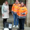 Sarah Frey, Accountmanagerin Digitalisierung der Netze BW, übergab das neue Equipment an die Mitarbeiter der Stadt Niederstetten Sebastian Mayer und Oliver Käss