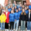 Volkachs erfolgreichste Sportlerinnen und Sportler wurden geehrt. Im Innenhof des Schelfenhauses präsentierten sich die jungen und junggebliebenen Sportskanonen zusammen mit Bürgermeister Heiko Bäuerlein (links) und Sportreferent Stephan Dinkel (vorne Zweiter von links).