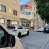 Etwa an dieser Stelle in der Spörleinstraße in Bad Neustadt dürfte sich am Freitagmorgen der Unfall ereignet haben, bei dem eine ältere Dame schwer verletzt wurde. Die Polizei sucht Zeugen des Vorfalls.