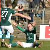 Fabio Bozesan vom FC 05 Schweinfurt nimmt sitzend und mit ausgebreiteten Armen Adam Jabiri (Mitte) nach dessen Treffer zum 2:2 gegen Memmingen zum gemeinsamen Jubeln in Empfang.