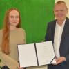 Marktheidenfelds Erster Bürgermeister Thomas Stamm überreichte Johanna Ebersbach ihr Zeugnis über die mit Bestnoten bestandene Prüfung zur Ausbilderin.