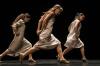 Tanz aus Israel: Natalia Thaïs, Marina Walpercin und Naya Binghi in der Choreografie "In Memory of the Olive Trees".