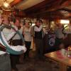 Sieben Musikantinnen und Musikanten der Jagdhornbläsergruppe Rhön-Vogelsberg sorgten mit ihren Jagdhörnern für den musikalischen Rahmen des Schaltjahrestreffens im Gasthof Roth.