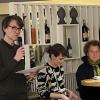 „Literatur im Schloss“ mal ganz intim: Kurator Ulrich Rüdenauer stellt im ausverkauften Schlosscafé den Ingeborg-Bachmann-Preisträger Jan Peter Bremer  zusammen mit Moderatorin Beatrice Faßbender vor.