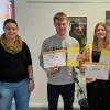 Auf dem Foto (von links): OStRin Silvia Kirchner, Paul Lippold, Jule Hain, OStD Gerald Mackenrodt.