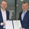 Matthias Hanakam (links) wurde von Marktheidenfelds Bürgermeister Thomas Stamm zum Oberverwaltungsrat ernannt.