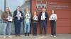 Thomas Schäbler (von links) von Procter & Gamble, Christian Endres von Warema, Nadja Stefan von Schleunungdruck, Oliwia Laska von Fertig Motors sowie Bürgermeister Thomas Stamm und Johanna Ebersbach von der städtischen Wirtschaftsförderung freuen sich über die Online-Mitfahrzentrale Pendla.