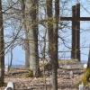 Ein Blick auf das große Friedhofskreuz inmitten der Grabstellen, gestaltet von dem inzwischen verstorbenen Bildhauer Dieter Frank aus Milz.