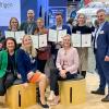 Bei der Auszeichnung der RHhön in Berljn (hinten on links): Petra Schwing-Döring und Ilka Schacht (Vulkanregion Vogelsberg Tourismus GmbH),    Johannes Metz und Nadine Flügel (Rhön GmbH, Gesellschaft für Tourismus und Markenmanagement), Philipp Borchardt (Lahntal), Franziska Weber und Bernhard Mosbacher (Spessart Tourismus und Marketing GmbH); (vorne von links) Angela Giraldo (TourCert), Helena Jetses und Yvonne Heider (TMH Tourismusmanagement Hessen UG).