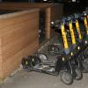 Gehören vielerorts zum Straßenbild in Dittelbrunn: Für E-Scooter gibt es nicht wirklich einen Parkplatz.
