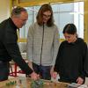 Michael Umkehr (links) kennt sich mit dem Fantasiespiel Warhammer aus. Bei seinem Workshop benötigten Eike (Mitte) und Paloma handwerkliche, künstlerische und mathematische Fähigkeiten.