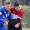 Pascal Straub (rechts, hier im Zweikampf mit Hannes Gensler vom SV Eichenhausen/Saal) brachte den FSV Hohenroth mit seinem Treffer zum 2:1 auf die Siegerstraße.