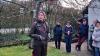 Bei diesem uralten Kirschbaum im Garten von Waltraut Appelt-Iversen nahm die Kreisfachberaterin Jessica Tokarek einen radikalen Rückschnitt vor, um mehr Luft, mehr Licht und dadurch eine bessere Fruchtqualität  und Baumgesundheit zu erreichen und ihn wieder zu einem starkem Austrieb anzuregen.