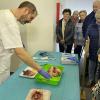 Dr. Stefan Hochreuther hier bei seiner Demonstration am "offenen Herzen", mit Hilfe von Schweineherzen.