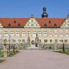 Schloss Weikersheim ist eine der bedeutendsten gräflichen Residenzen des Landes Baden-Württemberg und lädt für die anstehende Saison wieder zu einem abwechslungsreichen Programm mit Aktionstagen für die ganze Familie, Vorträgen für Wissbegierige sowie Ausstellungen für alle Pflanzenfreundinnen und -freunde ein.