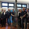 Versammelt um den Eiffelturm (von links): Lehrkräfte Mireen Küsel, Markus Weiglein, Stefan Waldsachs, Michael Wimmel sowie Vertreter der Metallinnung Thomas Albert und Manuel Demar, von der NES-Allianz Georg Straub und Dina Walter, Innungsobermeister Klaus Engelmann, Sparkassendirektor Georg Straub und Bürgermeister Michael Werner.