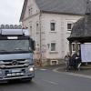 Mit Autos und Traktoren, die durch Lastwagen verdeckt sind, demonstrieren engagierte Bürger gegen den schleppenden Ausbau der Umgehungsstraße. Mit Autos und Traktoren, die durch Lastwagen verdeckt sind, demonstrieren engagierte Bürger gegen den schleppenden Ausbau der Umgehungsstraße.