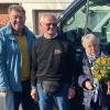 Überraschung am ersten Einsatztag des "Karschter Büssle". Helga Schmitt aus der Siedlung von Karlstadt erhielt als erster Fahrgast einen Blumenstrauß von der Vorstandschaft des "Karschter Büssle" überreicht. Von links: Vorsitzender Harald Schneider, Fahrer Stefan Trabel, Helga Schmitt und der stellvertretende Vorsitzende Walter Appel.