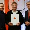 Rainer Dotzel (Mitte) wird von Bürgermeister Thorsten Wozniak (links) und dem Ehrenvorsitzenden des Rot-Kreuz-Kreisverbandes Schweinfurt Hartmut Bräuer (rechts) für 200 Blutspenden geehrt.