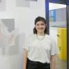 Die Künstlerin Katja Lotter im Lohrer Raiffeisenforum vor einer Gruppe ihrer Fotografien der Ausstellung  „The Invisible“. 