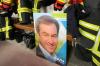 Ein Wahlplakat des bayerischen Ministerpräsidenten Markus Söder (CSU) im Landtagswahlkampf 2023 bei der Feuerwehr in Röthlein.