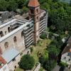 Das Luftbild zeigt die Versöhnungskirche in Zell während der Sanierungsarbeiten. Gut zu sehen ist der neu betonierte Ringanker für das Flachdach.