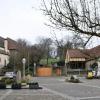 Nächste Woche soll es losgehen: Dort, wo jetzt die Baumaschinen am Rathausplatz in Greßthal stehen, soll eine offene Unterstellhalle gebaut werden.