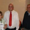Elfriede Bauer konnte vom AUV Gerolzhofen für 60 Jahre Mitgliedschaft von Wolfgang Gürsching (mitte) und Gerhard Wittig mit einer Urkunde ausgezeichnet werden.