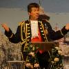 In verschiedene Rollen schlüpfte Wolfgang Krebs im Laufe seines Programms "Bavaria First". Mit Bravour und Humor hielt er seinen Protagonisten, aber auch der gesamten Gesellschaft den Spiegel vor. Hier Markus Söder in Vorbereitung auf seine Krönung. In verschiedene Rollen schlüpfte Wolfgang Krebs im Laufe seines Programms "Bavaria First". Mit Bravour und Humor hielt er seinen Protagonisten, aber auch der gesamten Gesellschaft den Spiegel vor. Hier Markus Söder in Vorbereitung auf seine Krönung.