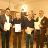 Der Landesverband ehrte mit Gold Bernhard Wolf (40), Georg Lenhard (50), Albin Hofmann (40) und Wolfgang Schech (40). Gratulieren durften Bgm. Jens Machnow (links) und Vors. Peter Volz (rechts). Der Landesverband ehrte mit Gold Bernhard Wolf (40), Georg Lenhard (50), Albin Hofmann (40) und Wolfgang Schech (40). Gratulieren durften Bgm. Jens Machnow (links) und Vors. Peter Volz (rechts).