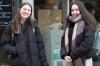 Diana Hense (links) und Mia Iff sind zwei von zwölf Schülerinnen und Schülern, die in diesem Jahr im Rahmen des P-Seminars des Walther-Rathenau-Gymnasiums Skulpturen zu Schweinfurter Sagen gestalteten. 