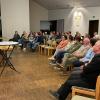 Im Bild: Bestatterin Doris Helbig während ihres Vortrags über Totenrituale; im Vordergrund ihr Co-Referent Pfarrer Stefan Mai.