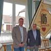 Die restaurierte Originalfahne des VdK-Ortsverbands Estenfeld wurde wieder unter Gottes Schutz gestellt (von links): Dritter Bürgermeister Christian Albert, VdK-Kreisvorsitzender Helmuth Gerbig, VdK-Ortsvorsitzender Friedbert Dittes und Pfarrer Joachim Bayer.