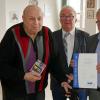 Manfred Leier (links) gehörte zu den Mitgliedern, die für ihre 20-jährige Vereinstreue geehrt wurden. Die Urkunde übergaben Ortsvorsitzender Friedbert Dittes (Mitte) und Kreisvorsitzender Helmuth Gerbig (rechts). Manfred Leier (links) gehörte zu den Mitgliedern, die für ihre 20-jährige Vereinstreue geehrt wurden. Die Urkunde übergaben Ortsvorsitzender Friedbert Dittes (Mitte) und Kreisvorsitzender Helmuth Gerbig (rechts).