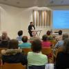 Die ca. 60 Zuhörer:innen lauschten interessiert den Worten von Bestatterin Doris Helbig (am Stehtisch im Bildhintergrund) und Pfarrer Stefan Mai. Die ca. 60 Zuhörer:innen lauschten interessiert den Worten von Bestatterin Doris Helbig (am Stehtisch im Bildhintergrund) und Pfarrer Stefan Mai.