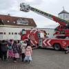 Große Begeisterung über die Drehleiter der Freiwilligen Feuerwehr Bad Neustadt.