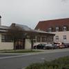 Das alte Raiffeisengebäude in Untersteinbach wird abgebrochen. Damit verbessert sich die Zufahrtssituation der rechts daneben und dahinter angeordneten Feuerwehrgebäude und auch die Platzfläche soll optisch aufgewertet werden.