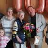 Vier Generationen auf dem Familienbild zum 100. Geburtstag von Klara Müller. Auch Bürgermeister Christian Keller kam mit Blumen vorbei.