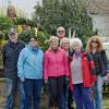 Mitglieder des Obst- und Gartenbauvereins Hausen haben den Wethbrunnen österlich geschmückt.
