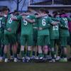 Die U17 des TSV Großbardorf schwört sich vor Spielbeginn ein.