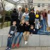 Schülerinnen und Schüler der Klasse 5a in ihren Kostümen zusammen mit ihrer Englischlehrerin Eva Burkard nach der Aufführung ihres englischen Theaterstückes „What’s the Day?“ auf der Außenbühne im Pausenhof des LSH.