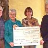 Spende durch den AWO-Kreisverband Würzburg Land für Kinderhaus Kleiner Globus: von links Schriftführer Peter Honecker, Kassiererin Marianne Schnitzbauer, Ann-Sophie Lorey, Kreisvorsitzender Harald Schmid.