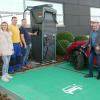 Bei der Einweihung der öffentlichen Ladesäule Alpitronic Hypercharger 400 der GSW GmbH & Co. KG im Gewerbegebiet Spielleite in Unterpleichfeld. Von links: Regine Amling (Sekretariat, GSW), Horst Wetzel (Köhler Elektrotechnik GmbH), Kay Wehmeier (Technischer Leiter der GSW), Bürgermeister Alois Fischer, Peter Hofstetter (Geschäftsführer/Inhaber der GSW) und Werkstudent Bent Unden.