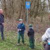 Flurbereiche zur Trinkwassergewinnung sind als Wasserschutzgebiete gekennzeichnet. Frank Gerken (links) erklärt die Bedeutung eines solchen Hinweisschildes. Flurbereiche zur Trinkwassergewinnung sind als Wasserschutzgebiete gekennzeichnet. Frank Gerken (links) erklärt die Bedeutung eines solchen Hinweisschildes.
