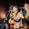 Schon bei der Nacht der offenen Weinkeller im vergangenen November spielte "Famos.", im Bild Conny Morath und Stephan Schmitt, in der Kelterhalle des Bürgerspital-Weinguts in der Würzburger Theaterstraße. Und auch beim Kelterhallen-Weinfest Anfang April sind sie dort mit größerer Besetzung zu Gast.