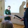 Erklärung des Bernoulli-Effekts mittels Laubläser und Toilettenpapier durch Prof. Schneider vom Universitätsklinikum Hamburg-Eppendorf